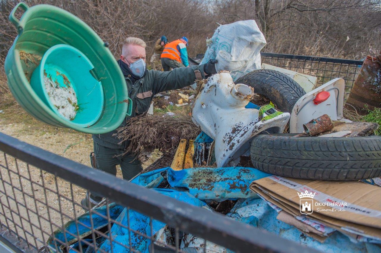 Több mint 70 tonna illegális hulladékot szedtek össze a megye főbb útvonalai mentén
